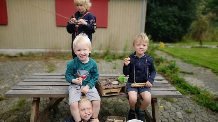 Et par glade spejderbørn fjoller...